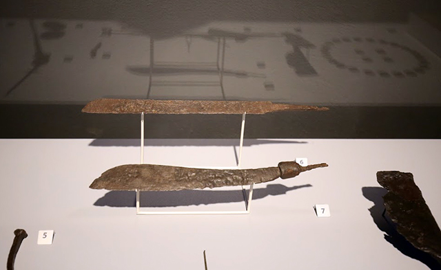 Metal utensils of Vietnamese people in pre-Thang Long period