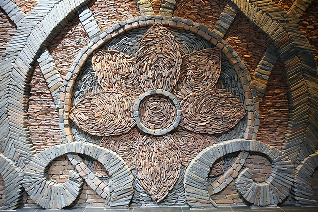 The ‘Binh Minh Thang Long’ (Dawn of Thang Long) picture is made from pieces of broken bricks and tiles, which were unearthed at the excavation area