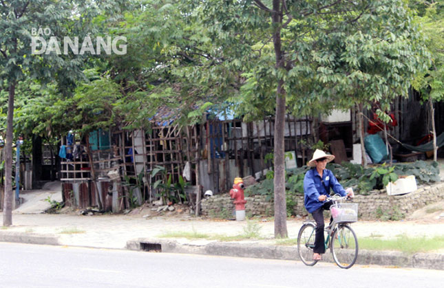 Nhà cửa nhếch nhác ngay mặt tiền đường Trần Hưng Đạo. 