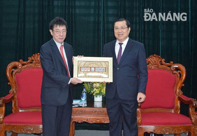 Chủ tịch UBND thành phố Huỳnh Đức Thơ (phải) tiếp Phó Chủ tịch JETRO Yasushi Akahoshi.  			Ảnh: TRỌNG HÙNG