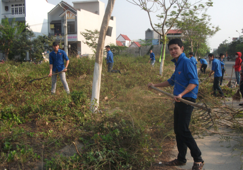 Youth Union members from Lien Chieu District cleaning up the vacant land on Nguyen Sinh Sac