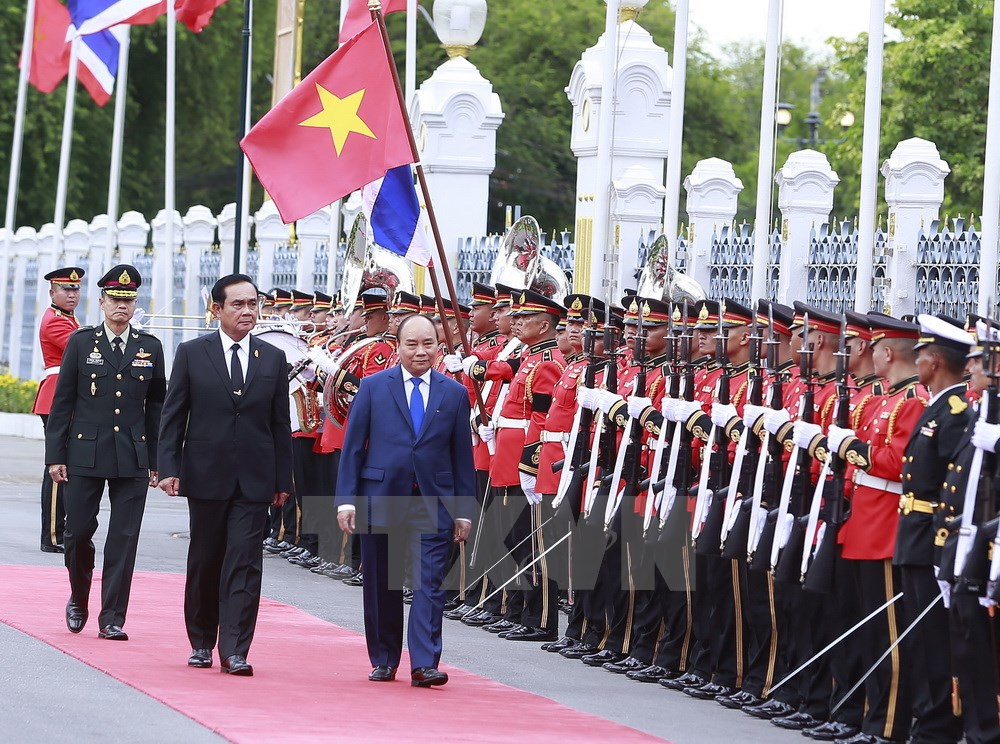 Thủ tướng Nguyễn Xuân Phúc và Thủ tướng Vương quốc Thái Lan Prayut Chan-o-cha duyệt đội danh dự. (Ảnh: Thống Nhất/TTXVN)