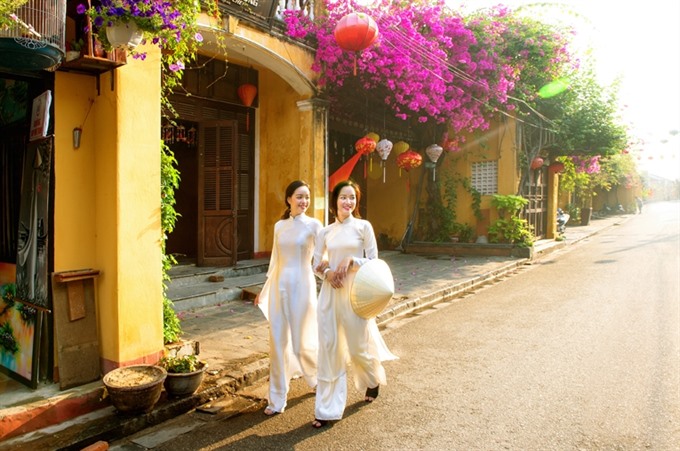 Dũng has captured young women in áo dài. Read more at http://vietnamnews.vn/life-style/381794/poetic-photo-retrospective-features-women-in-long-dress-brassieres.html#fEfCDIJhz6cw7DJh.99
