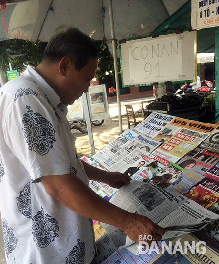 l Quầy báo của ông Hồ Văn Hiền tồn tại gần 20 năm. ông nói rằng, ông không chỉ bán báo mà còn truyền bá văn hóa (ảnh trái).							                     Ảnh: QUỲNH TRANG