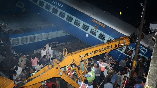 Công tác cứu hộ diễn ra khẩn trương với sự trợ giúp của cần cẩu. (Ảnh: AFP)