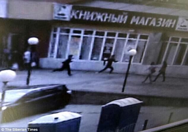 Nghi phạm lao vào người đi đường tại thành phố Surgut (Ảnh: Siberian Times)