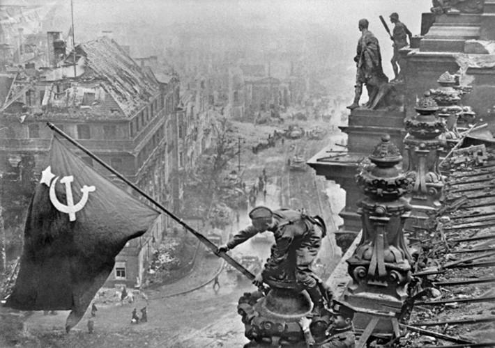 Binh sĩ Liên Xô cắm cờ chiến thắng trên nóc tòa nhà Quốc hội Đức ở Berlin ngày 1/5/1945. Ảnh: Sputnik