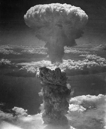 Cột khói hình nấm khổng lồ xuất hiện sau khi Không quân Mỹ thả bom nguyên tử xuống thành phố cảng Nagasaki của Nhật Bản ngày 9/8/1945. Ảnh: AP