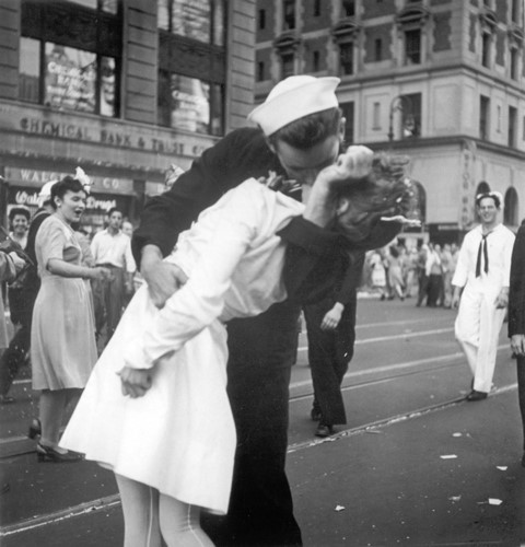 Nụ hôn bất tử giữa một thủy thủ và một y tá tại Quảng trưởng Thời đại ở khu Manhattan, New York đánh dấu Thế chiến thứ 2 kết thúc. Ảnh: AP