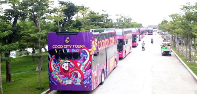  The open-top double-decker buses