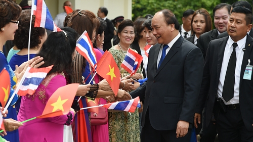 PM Nguyen Xuan Phuc welcomed by Vietnamese community in Thailand’s Nakhon Phanom province on August 19. (Credit: VGP)