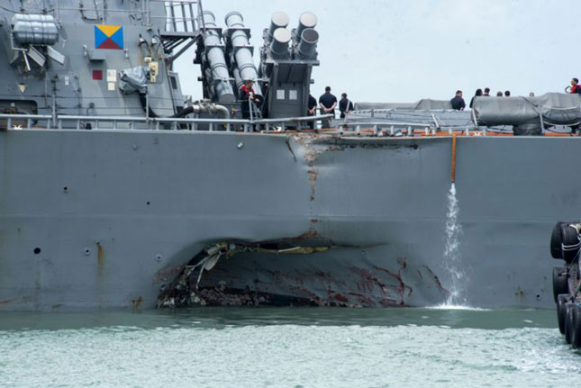 Tàu USS John S. McCain bị hư hỏng đáng kể.  Ảnh: AP