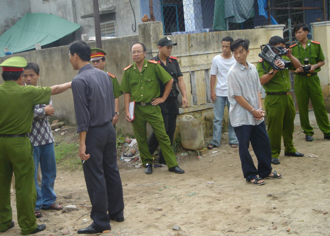 Phòng Kỹ thuật Hình sự và cơ quan Cảnh sát điều tra thực nghiệm hiện trường một vụ án.                    Ảnh: THÁI MỸ