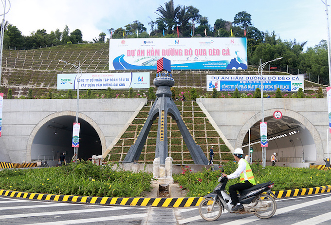 The Deo Ca Tunnel under its namesake pass on National Highway 1A opened on Monday. The tunnel runs more than four kilometers from Khanh Hoa Province to the neighboring Phu Yen. 