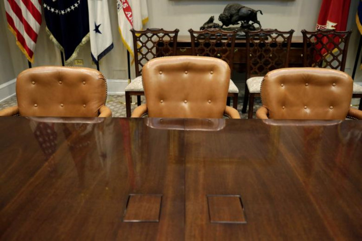 Chiếc ghế của Tổng thống (cao hơn những chiếc ghế khác) trong phòng Roosevelt ở Nhà Trắng.
