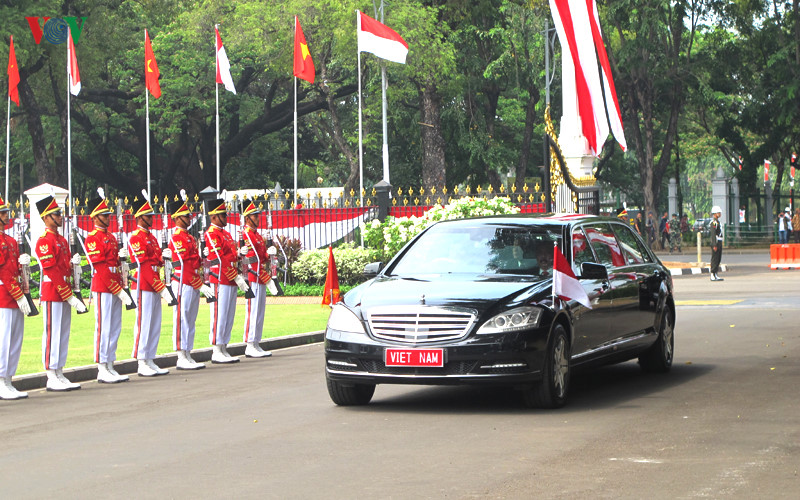 Trong khuôn khổ chuyến thăm chính thức Cộng hòa Indonesia, sáng 23/8, Tổng Bí thư Nguyễn Phú Trọng đã dự Lễ đón chính thức do Tổng thống Indonesia Joko Widodo chủ trì.