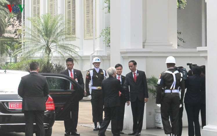 Lễ đón Tổng Bí thư Nguyễn Phú Trọng thăm chính thức Cộng hòa Indonesia được tổ chức trọng thể tại phủ Tổng thống. Tổng thống Joko Widodo ra tận cửa xe đón...