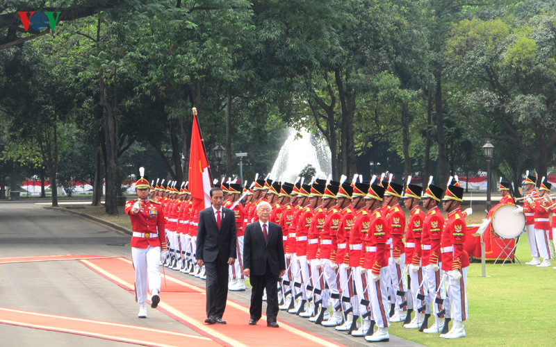 Tổng thống Joko Widodo mời Tổng Bí thư duyệt đội danh dự.