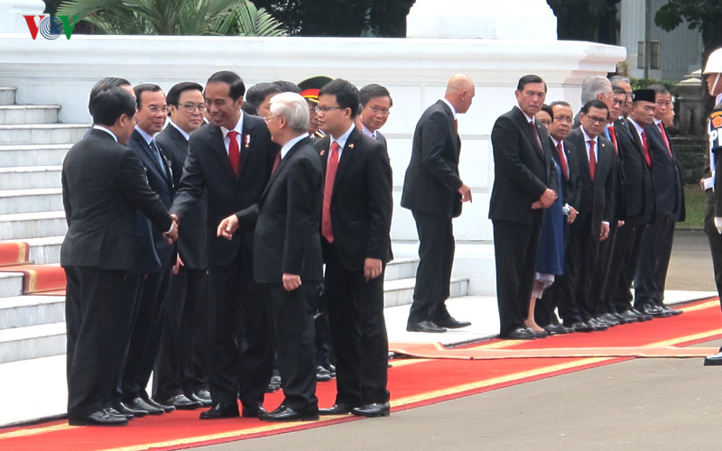 Tổng Bí thư Nguyễn Phú Trọng giới thiệu các thành viên cùng đi trong đoàn với Tổng thống Indonesia.