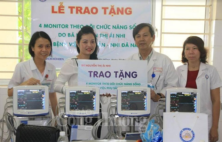 Ms Nhi (2nd left) donating the machines