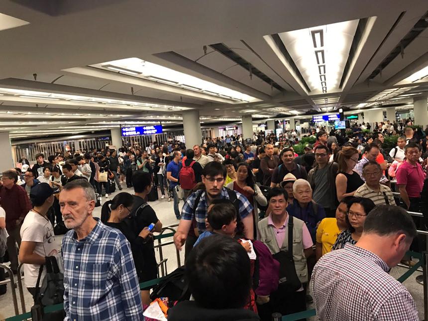Hàng nghìn người đổ xô tới sân bay quốc tế Hong Kong trong chiều 23/8. Ảnh: Twitter.