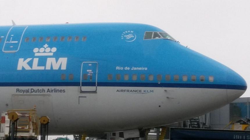 Trong thời gian siêu bão Hato ập tới, chuyến bay duy nhất hạ cánh xuống Hong Kong là của hãng hàng không KLM, khởi hành từ Amsterdam, Hà Lan. Tất cả các chuyến bay đến Hong Kong trước đó đều bị hủy hoặc buộc phải hạ cánh tại Trung Quốc đại lục. Ảnh: SCMP.