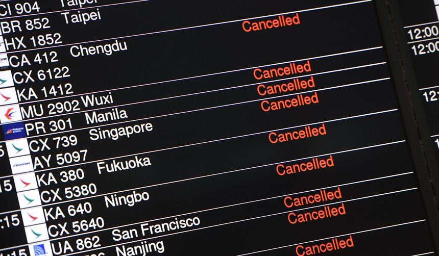 Bảng thông báo về tình trạng chuyến bay tại sân bay quốc tế Hong Kong với chữ 