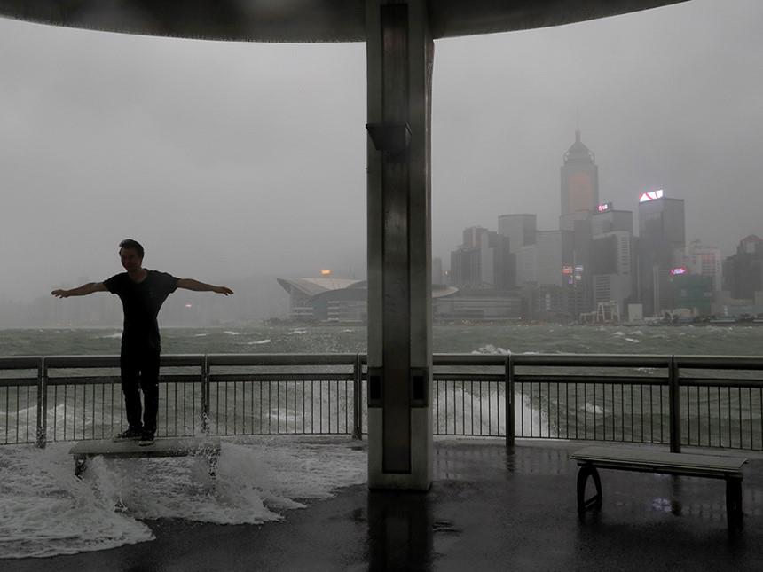 Tại những nơi nằm trong vùng ảnh hưởng chính của bão Hato, nhiều công sở, trường học và các cơ sở kinh doanh đã phải đóng cửa. Thị trường chứng khoán Hong Kong đã tạm thời đóng cửa trong ngày 23/8. Ảnh: Reuters.