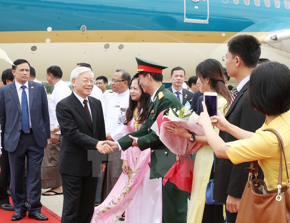 Cán bộ, nhân viên Đại sứ quán Việt Nam đón Tổng Bí thư Nguyễn Phú Trọng tại sân bay quốc tế Nay Pyi Taw. (Ảnh: Trí Dũng/TTXVN)