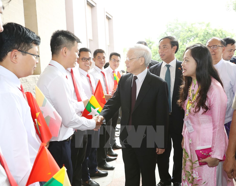 Cán bộ, nhân viên Đại sứ quán Việt Nam đón Tổng Bí thư Nguyễn Phú Trọng tại sân bay quốc tế Nay Pyi Taw. (Ảnh: Trí Dũng/TTXVN)