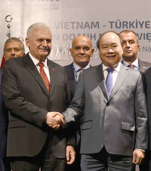 Thủ tướng Nguyễn Xuân Phúc và Thủ tướng Thổ Nhĩ Kỳ Binali Yıldırım dự Diễn đàn Doanh nghiệp Việt Nam - Thổ Nhĩ Kỳ.             Ảnh: VGP
