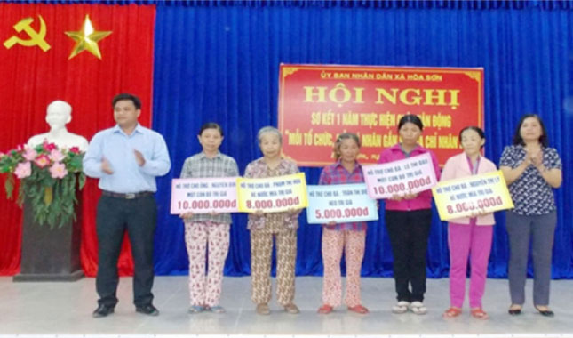UBND xã Hòa Sơn trao tặng sinh kế cho hộ nghèo.