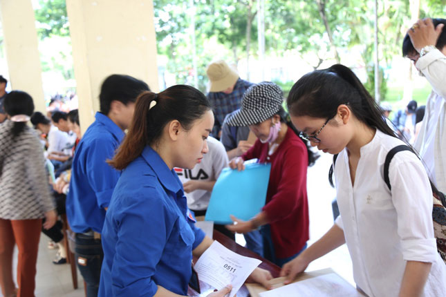 Các tân sinh viên làm thủ tục nhập học tại Trường Đại học Kinh tế - Đại học Đà Nẵng vào ngày 18-8-2017. (Ảnh do Đại học Đà Nẵng cung cấp)