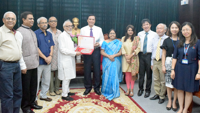 Vice Chairman Mien (7th right) and representatives from the India-Viet Nam Solidarity Committee