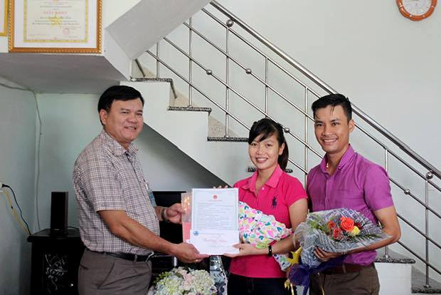  The Chairman of the Hoa Hai Ward PC, Mr Nguyen Van Hien, presenting newborn baby’s documents