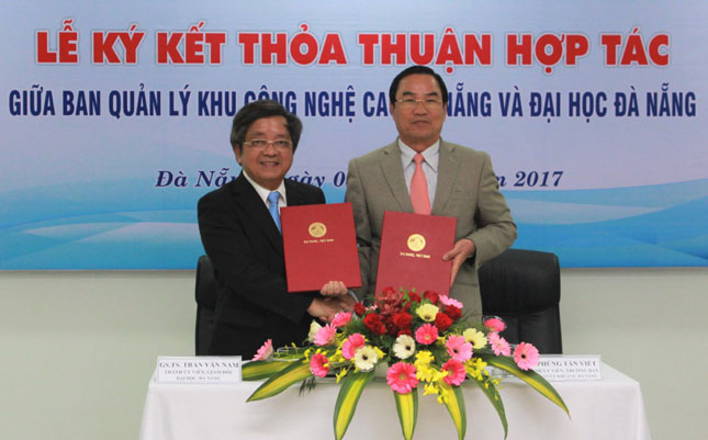 A scene from the signing ceremony of the cooperative agreement