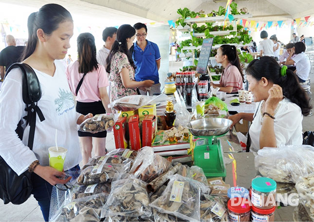 Người dân chọn mua nấm tại phiên chợ nông sản cuối tuần.