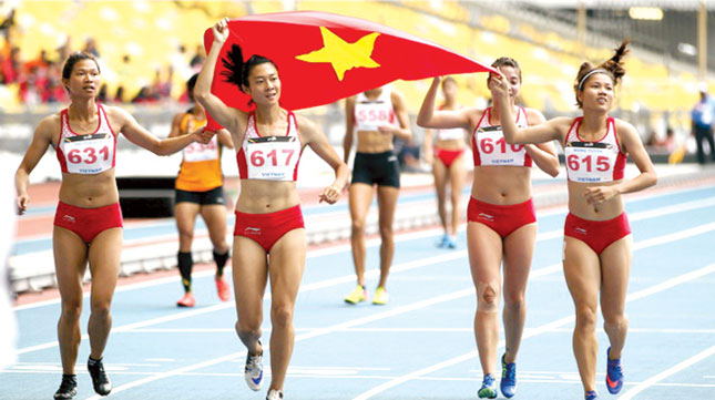 Không chỉ giành được bộ HCV quý giá, đội tiếp sức 4 x 100 mét nữ của Việt Nam cũng đã phá vỡ thế độc tôn của Thái Lan ở nội dung này tại SEA Games 29. 	            Ảnh: QUỐC KHÁNH