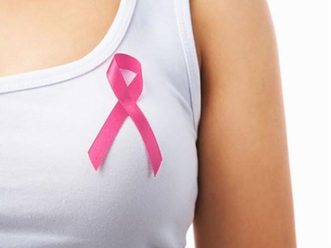 Khối u dưới da: Các khối u dưới da có thể là dấu hiệu của ung thư vú. Nó xuất hiện trong vú hoặc nách, làm vú kích ứng hoặc phát ban, thay đổi hình dạng,...