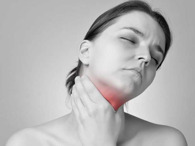 Đau họng: Chứng đau nhức kéo dài của cổ họng có thể là triệu chứng của ung thư thanh quản. Nó cũng có thể gây ra chứng khó thở và khó nuốt, cảm giác có u ở cổ họng,...Đây cũng là một trong những triệu chứng của ung thư.