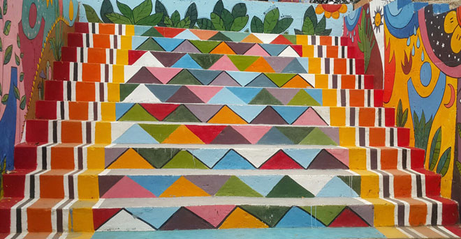 Những bậc thang cấp được hô biến thành bức tranh tường rực rỡ sắc màu, tạo điểm nhấn thi vị bên bờ sông Cẩm Lệ