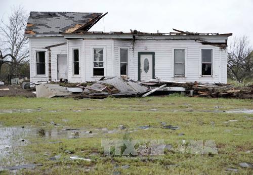 Một ngôi nhà bị hư hại sau khi bão Harvey quét qua bang Texas ngày 26/8. Ảnh: EPA/TTXVN