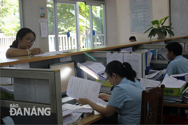 Cán bộ Chi cục Hải quan cửa khẩu Cảng Đà Nẵng hướng dẫn doanh nghiệp làm thủ tục hành chính.