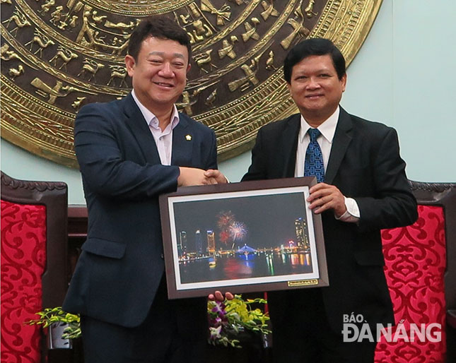 Korean parliament member Ho (left) and Vice Chairman Trung