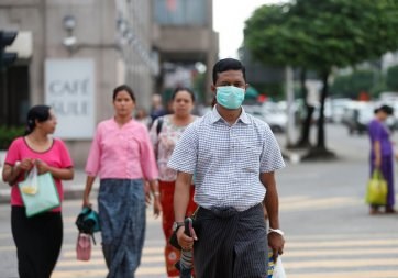 A man wears a mask to protect himself from the bird flu in Yangon. (Photo: Reuters)