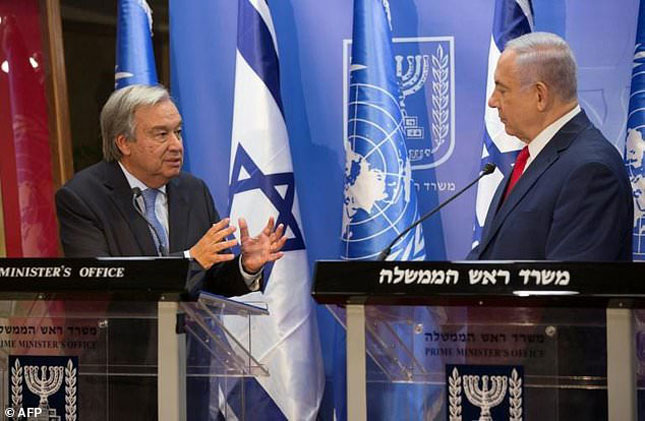 Tổng Thư ký Liên Hợp Quốc Antonio Guterres (trái) gặp gỡ Thủ tướng Israel Benjamin Netanyahu. 						                 Ảnh: AFP