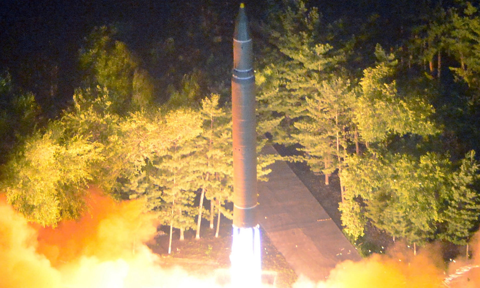Hình ảnh phóng thử tên lửa đạn đạo liên lục địa Hwasong-14. Ảnh: KCNA/EPA