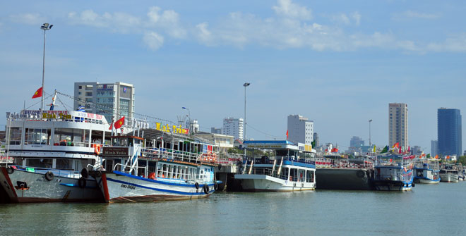  Sightseeing boats on the Han River Bridge 