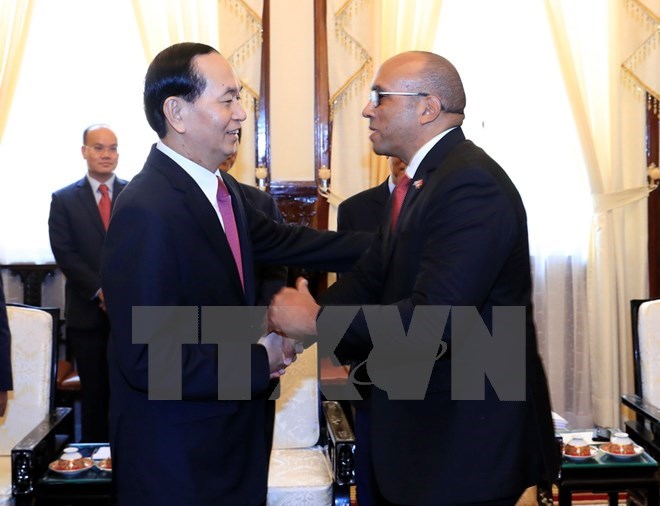 President Tran Dai Quang (L) receives outgoing Ambassador Herminio Lopez Diaz on August 28 (Photo: VNA)