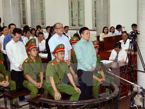 Bị cáo Hà Văn Thắm, nguyên Chủ tịch Hội đồng quản trị Ngân hàng Thương mại cổ phần Đại Dương đứng trước vành móng ngựa. (Ảnh: Doãn Tấn/TTXVN)